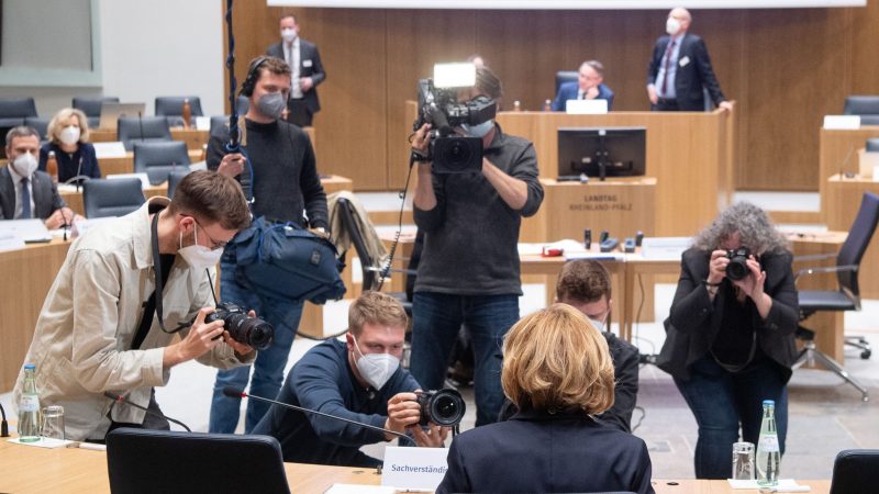 Malu Dreyer (SPD), Ministerpräsident von Rheinland-Pfalz, vor ihrer Befragung zur Flutkatastrophe im Ahrtal vor dem Untersuchungsausschuss des Landtags von Rheinland-Pfalz.