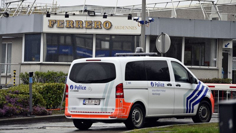 Ein Polizeifahrzeug steht vor der Ferrero-Fabrik im belgischen Arlon. Schon seit Monaten wusste der Konzern von einem Salmonellen-Problem an diesem Standort.