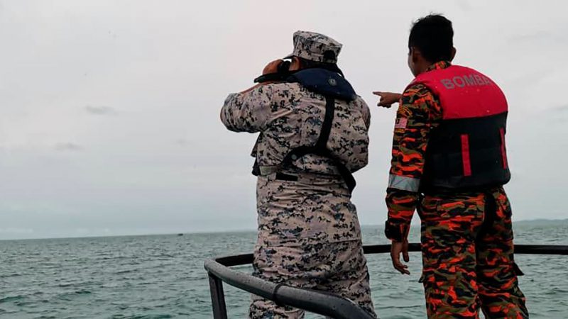 Retter suchen vor der Küste von Mersing in Johor, Malaysia nach ausländischen Tauchern. Zwei der drei vermissten Taucher aus Europa sind lebend geborgen worden.