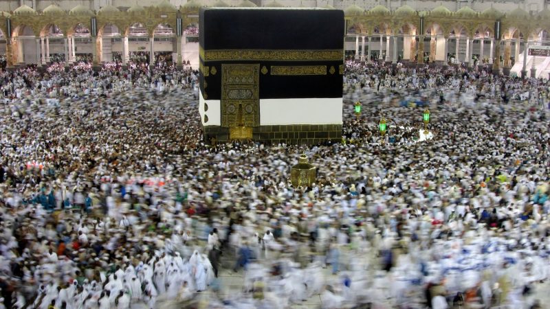 Muslimische Pilger umrunden die Kaaba in der al-Haram-Moschee.