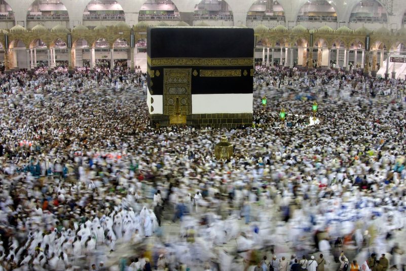 Muslimische Pilger umrunden die Kaaba in der al-Haram-Moschee.