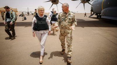 Ehrenhafter Abschied: Großer Zapfenstreich für Ex-Verteidigungsministerin Lambrecht