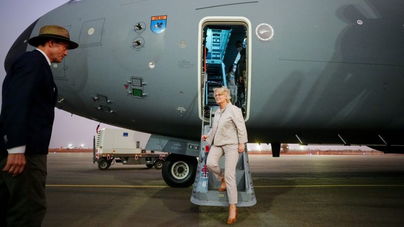 Verteidigungsministerin Christine Lambrecht kommt am Abend auf dem Flughafen von Niamey in Niger an. Die Bundeswehr ist dort an der UN-Mission Minusma und der EU-Ausbildungsmission EUTM beteiligt.