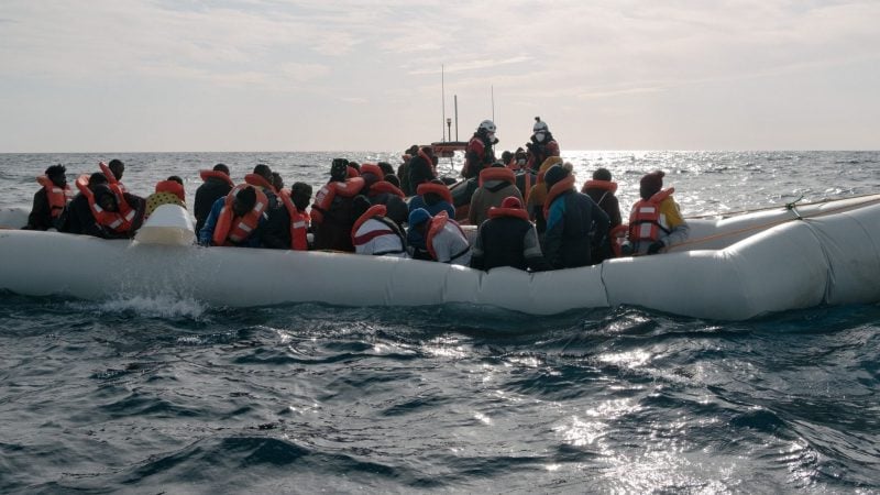 Menschen in einem in Not geratenen Schlauchboot, die von der Rettungsmannschaft «Sea-Watch 3» an Bord genommen werden. (Archivbild)