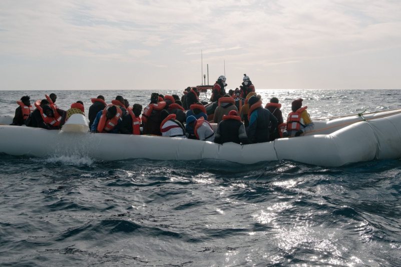 Menschen in einem in Not geratenen Schlauchboot, die von der Rettungsmannschaft «Sea-Watch 3» an Bord genommen werden. (Archivbild)
