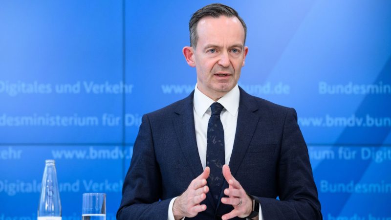 Volker Wissing (FDP), Bundesminister für Verkehr und Digitales, will Details zum Nahverkehr-Rabatt zügig klären.
