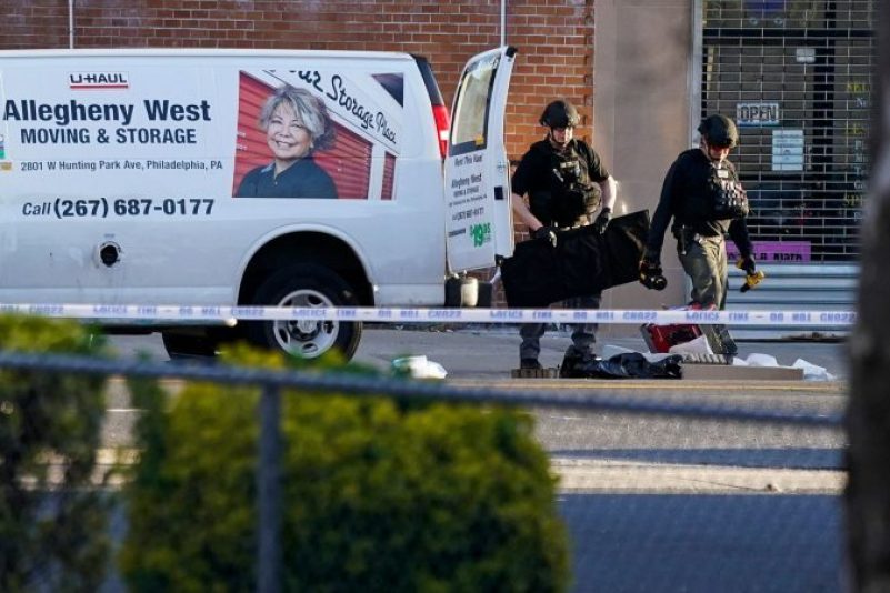 Bombenentschärfer durchsuchen einen Kleinlaster im New Yorker Stadtteil Brooklyn.
