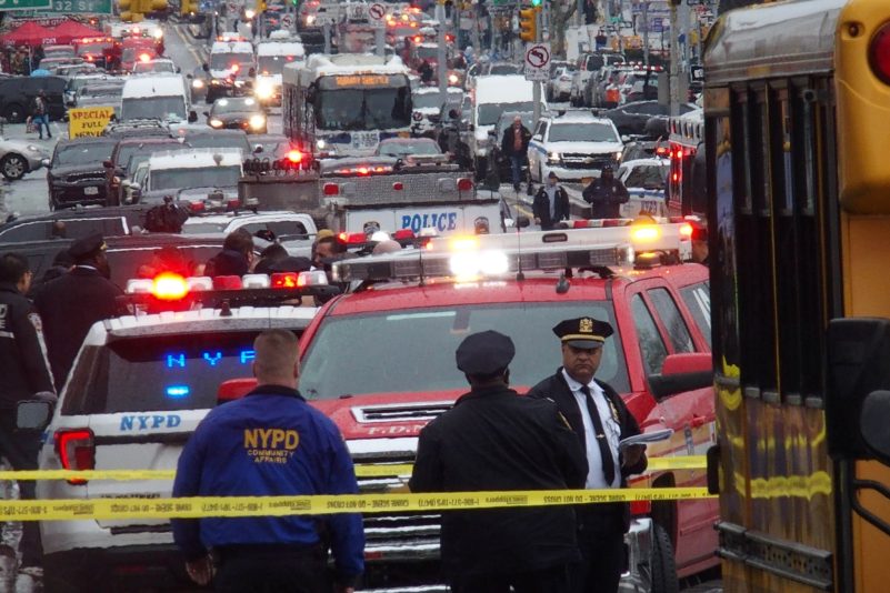 Mitarbeiter der NYPD sperren den Bereich vor der New Yorker U-Bahn-Station im Stadtteil Brooklyn ab, wo mehrere Menschen verletzt wurden.
