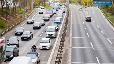 Der Autoverkehr (l) stockt auf der A111 in Berlin stadtauswärts Richtung Norden.