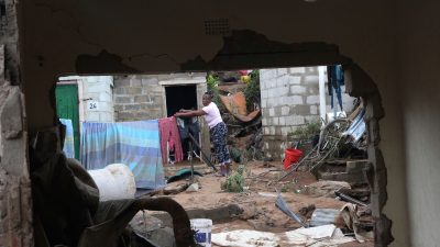 Aufräumarbeiten nach Unwetter-Katastrophe in Südafrika