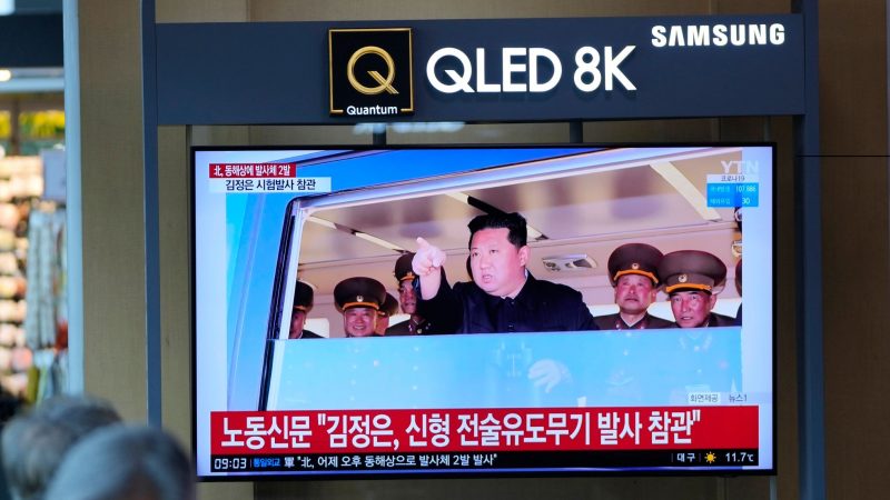 Ein Fernsehbildschirm in Seoul zeigt eine Nachrichtensendung, in der über Nordkoreas angeblichen Test einer neuartigen «Lenkwaffe» berichtet wird.