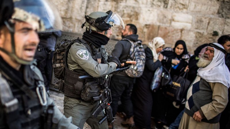 Israelische Sicherheitskräfte an einem Kontrollpunkt auf dem Gelände der Al-Aqsa-Moschee in der Jerusalemer Altstadt.