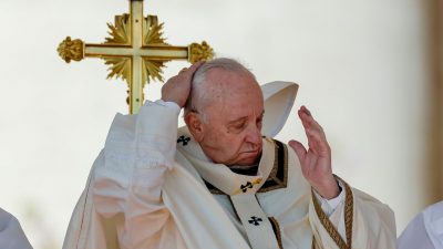 Papst spendet Segen „Urbi et Orbi“