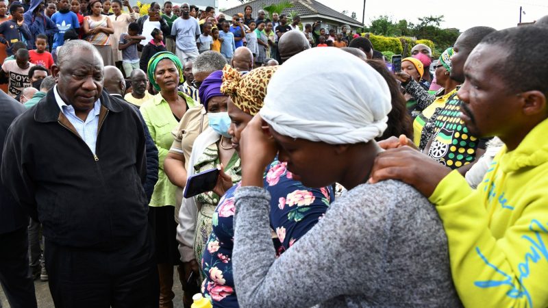 Der südafrikanische Präsident Cyril Ramaphosa spricht in dem Ort Durban mit trauernden Familienmitgliedern.