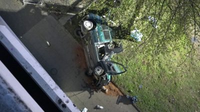 Auto fliegt aus Parkhaus – Zwei Tote