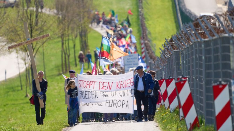 In Büchel protestieren Menschen gegen den Krieg in der Ukraine. Der Ostermarsch zieht dabei am Bundeswehr-Fliegerhorst, in dem amerikanische Nuklearwaffen gelagert werden sollen, vorbei.