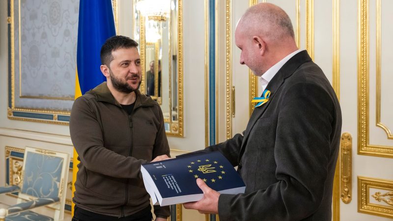 Wolodymyr Selenskyj (l) überreicht Matti Maasikas den Fragebogen für einen EU-Beitritt der Ukraine.