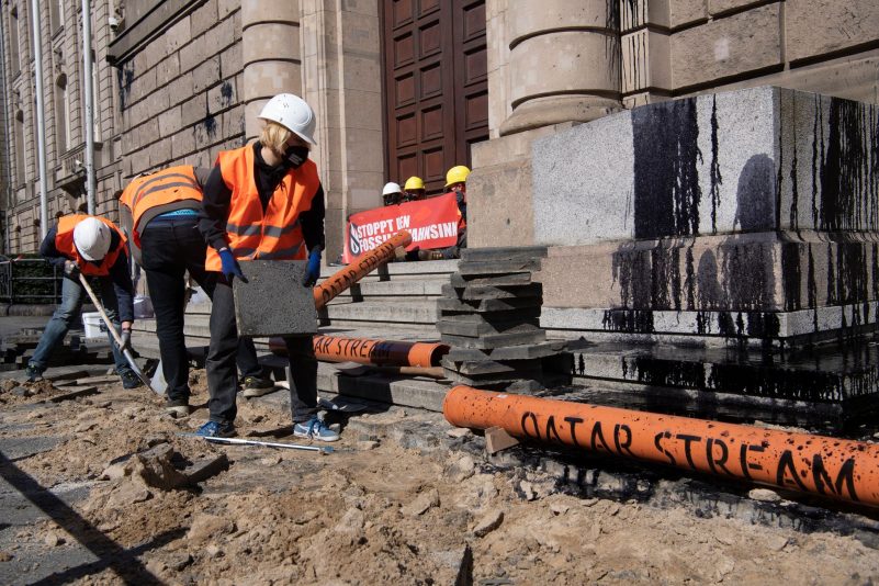 Aktivisten vom Bündnis «Letzte Generation» reißen den Gehweg vor dem Bundeswirtschaftsministerium auf, um Rohre für die symbolische Pipeline «Katar-Stream» zu verlegen.