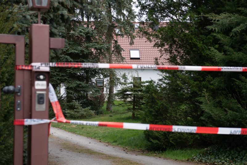 Ein Absperrband hängt vor der Einfahrt zu einem Wohnhaus, in dem am späten Montagabend vier tote Menschen gefunden wurden.