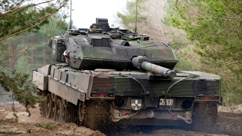 Ein Kampfpanzer vom Typ Leopard 2 A7V vom dem Lehrbataillon 93 der Bundeswehr fährt auf einem Truppenübungsplatz.