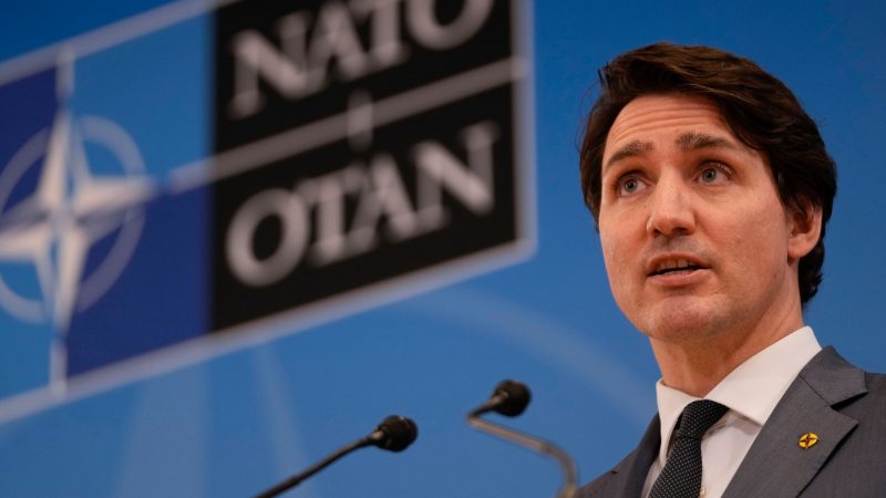 Kanadas Premierminister Justin Trudeau am Rande eines Nato-Sondergipfels Ende März. Sein Land kündigt die Lieferung schwerer Waffen an die Ukraine an.