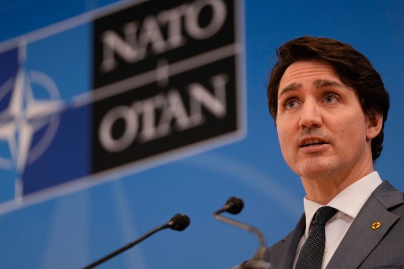 Kanadas Premierminister Justin Trudeau am Rande eines Nato-Sondergipfels Ende März. Sein Land kündigt die Lieferung schwerer Waffen an die Ukraine an.