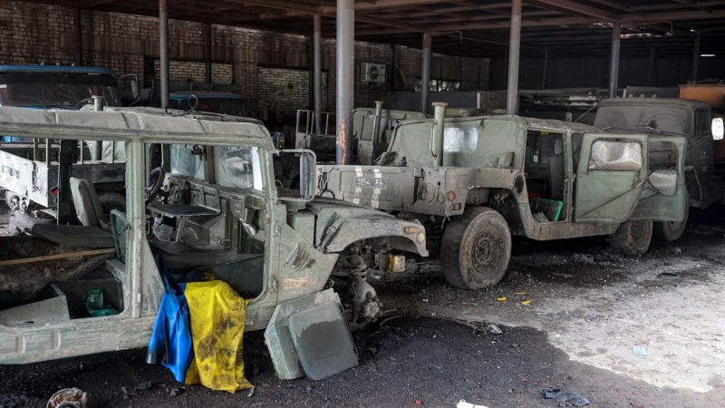 Beschädigte Militärfahrzeuge der ukrainischen Armee in Mariupol.