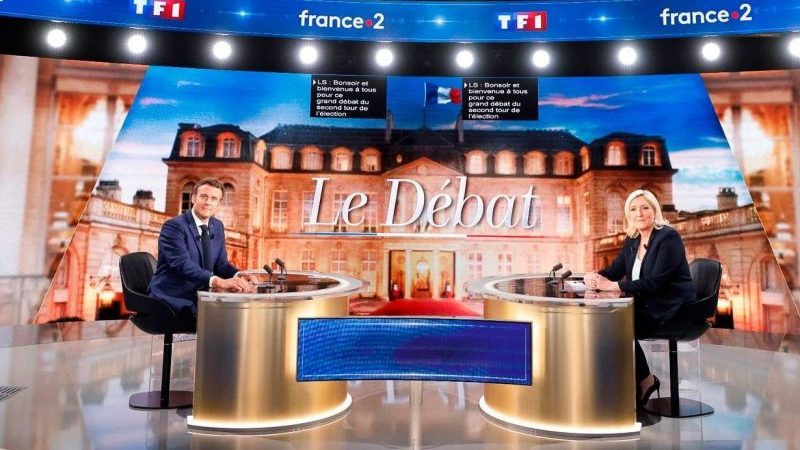 Emmanuel Macron (l) und Marine Le Pen vor der TV-Debatte.