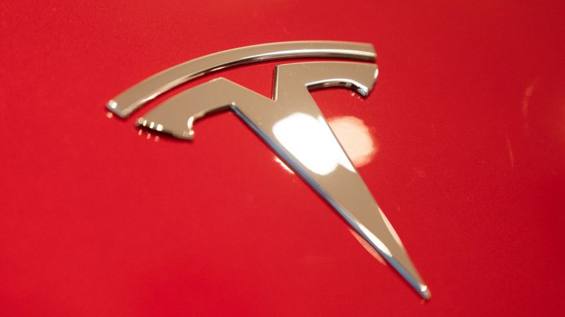 Das Tesla-Logo auf einem Fahrzeug in einem Berliner Showroom. Der Konzern kann weiterhin mit Rekordzahlen glänzen.