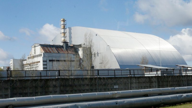 Ein Schutzbau bedeckt den explodierten Reaktor im Kernkraftwerk Tschernobyl. Erstmals seit mehr als 30 Jahren haben Experten aus Deutschland und der Ukraine die Radioaktivität in der Sperrzone um die Reaktorruine von Tschernobyl flächendeckend neu kartiert.