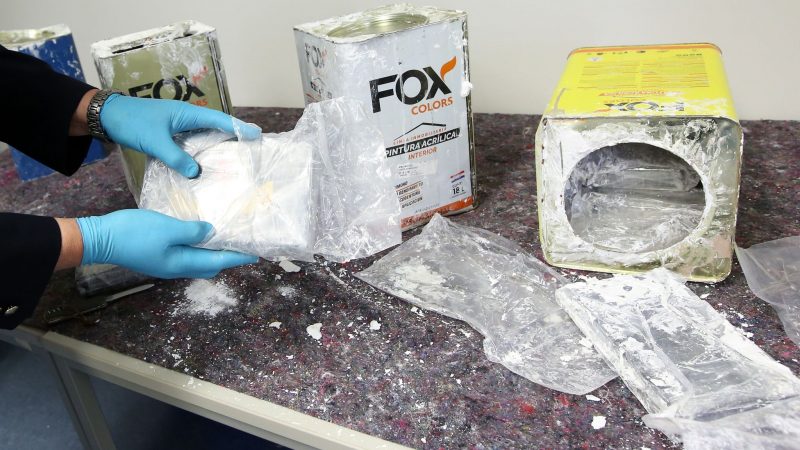 Ein Zollbeamter in Hamburg zeigt Kokain: Mehr als 16 Tonnen wurden in fünf Containern aus Paraguay unter Blechdosen mit Spachtelmasse  sichergestellt.