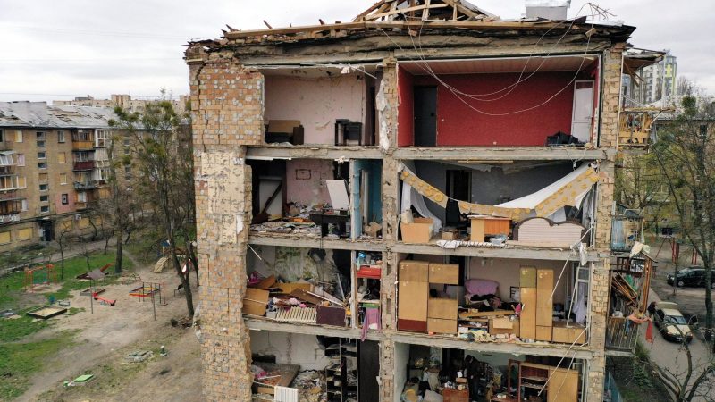Ohne Fassade: Ein durch einen Raketenangriff zerstörter Wohnblock im ukrainischen Vinograda.