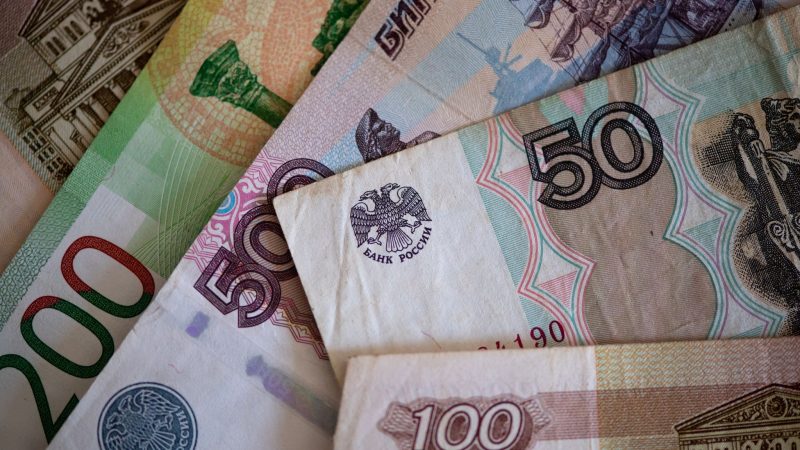 Russische Rubel-Banknoten: Die Europäische Union setzte Ende Februar schwerwiegenden Sanktionen gegen die russische Zentralbank in Kraft gesetzt.