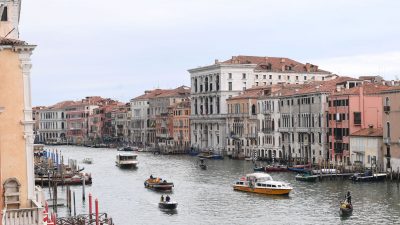 Blick auf den Canal Grande in Venedig: Alle zwei Jahre trifft sich dort die internationale Kunstwelt.