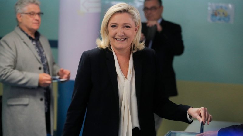 Marine Le Pen bei der Stimmabgabe im nordfranzösischen Henin-Beaumont ab.