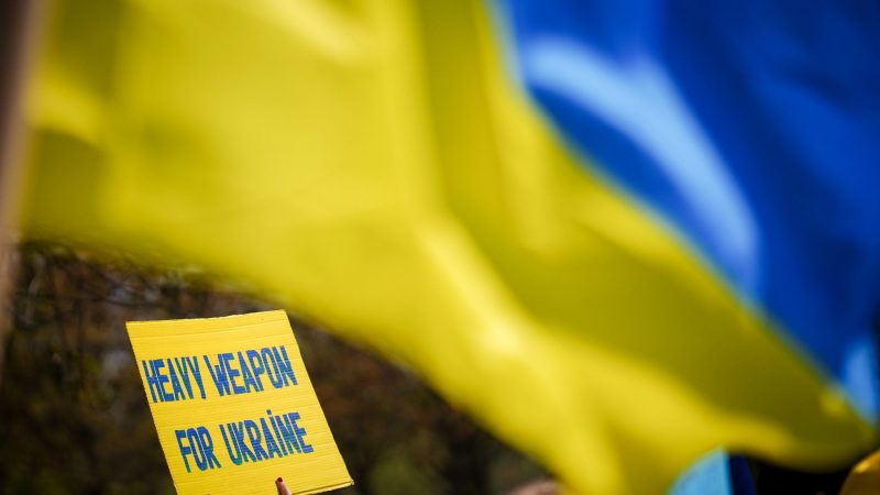 «Schwere Waffen für die Ukraine» fordern Demonstranten vor dem Bundeskanzleramt in Berlin, wo gleichzeitig ein Flüchtlingsgipfel von Bund, Ländern und Kommunen stattfindet.