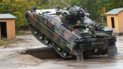 Ein Schützenpanzer der Bundeswehr vom Typ Marder, der von Rheinmetall Landsysteme gebaut.