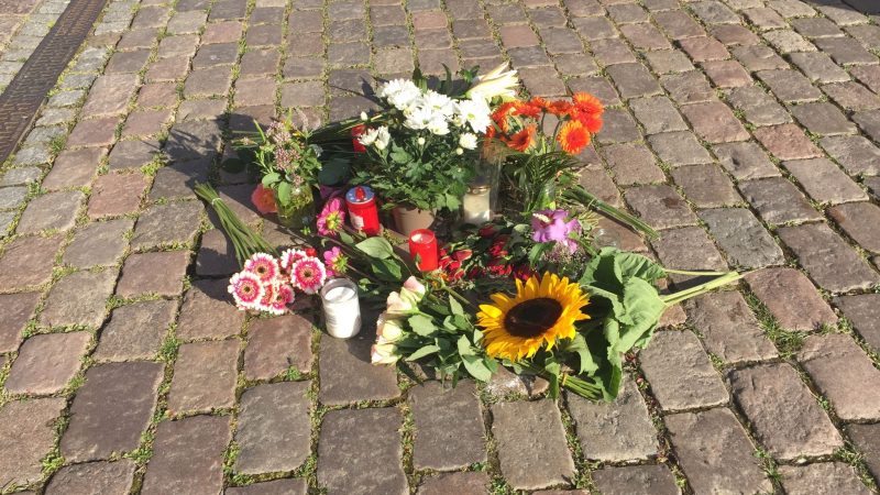 In Gedenken: Blumen vor dem Kieler Rathaus.