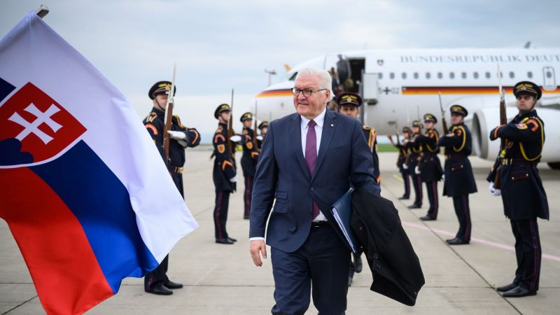 Bundespräsident Frank-Walter Steinmeier kommt auf dem Flughafen Kosice zu einem eintägigen Besuch in der Slowakei an.