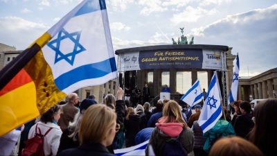 Protestierende haben sich zur Abschlusskundgebung des «Marsch des Lebens» gegen Judenhass und Antisemitismus und für Israel vor dem Brandenburger Tor versammelt.