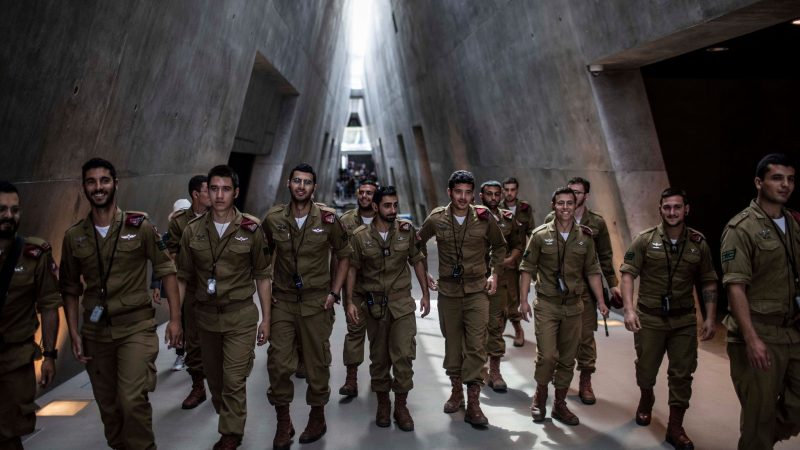 Israelische Soldaten im Museum Yad Vashem. Israel hat der im Holocaust ermordeten Juden gedacht.