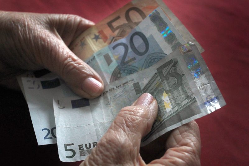 Rund 1,1 Millionen Menschen in Deutschland haben Ende 2021 staatliche Sozialleistungen bezogen.