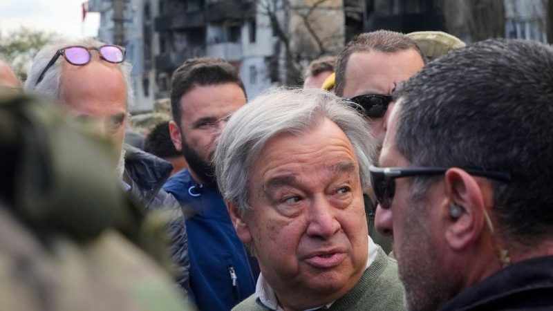 UN-Generalsekretär Antonio Guterres in Borodjanka: Krieg im 21. Jahrhundert sei nicht zu akzeptieren.