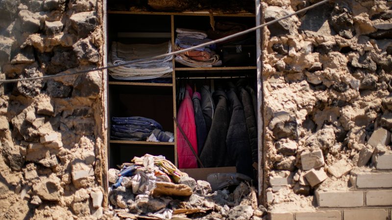 Von einem zerstörten Haus im ukrainischen Saporischschja ist lediglich der Kleiderschrank übrig geblieben.