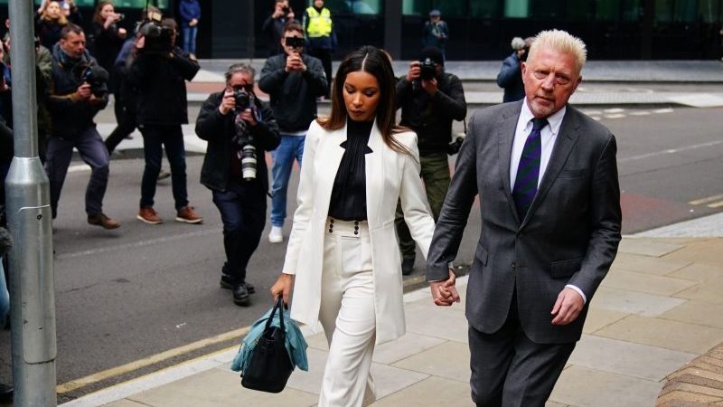 Boris Becker (r), ehemaliger Tennis-Profi aus Deutschland, kommt gemeinsam mit seiner Lebensgefährtin Lilian de Carvalho Monteiro zur Strafmaßverkündung in seinem Insolvenzverfahren am Southwark Crown Court an.