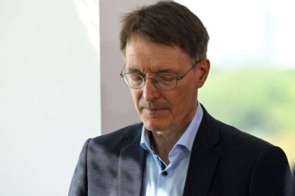 Lauterbach äußert sich zu Post-Vac-Syndrom – Betroffene fordert Rücktritt