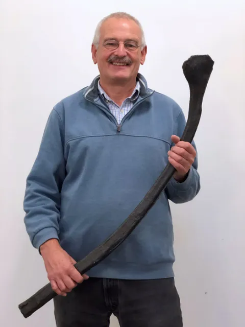 Martin Sander mit Rippe des Fischsaurier