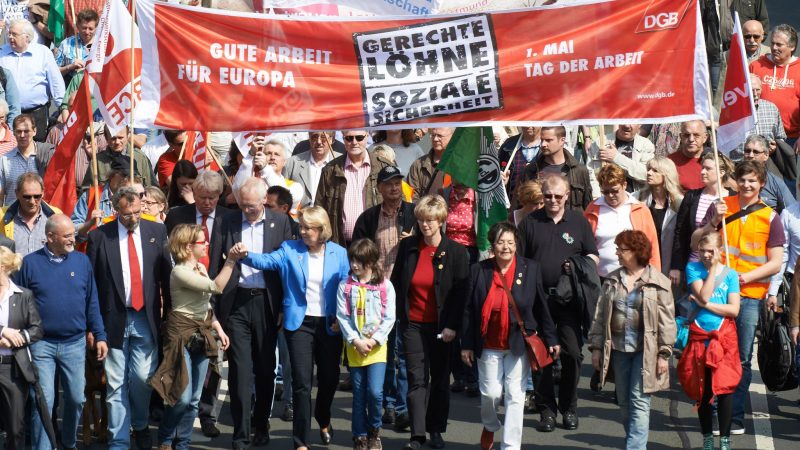 Teilnehmer demonstrieren bei einer zentralen Maikundgebung des DGB in NRW. Zum Tag der Arbeit am 1. Mai wird erneut viel Politprominenz erwartet.