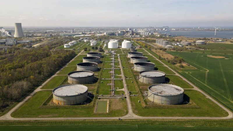 Das Grosstanklager Ölhafen Rostock (GÖR) an der Ostsee. Als denkbare Alternative zu einem Importverbot gilt die Einführung von Preisobergrenzen für Öl aus Russland.