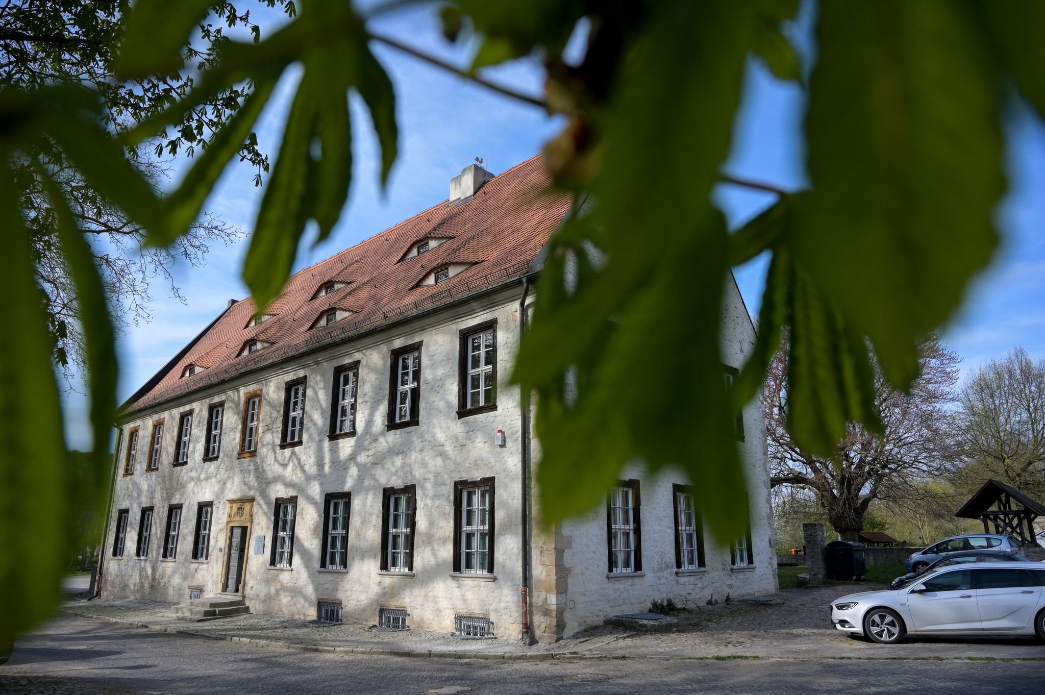 Brand-an-Schloss-Hardenberg-in-Nordrhein-Westfalen-sorgt-f-r-Gro-einsatz